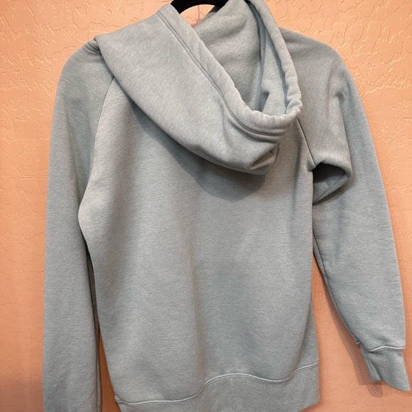 Hey everyone! I’m selling a NorthFace hoodie. I’ve worn it about two times! - Picture 2 of 3